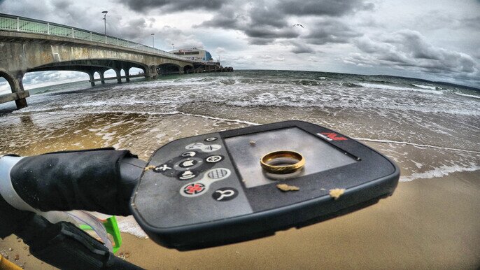 Beach detecting gold